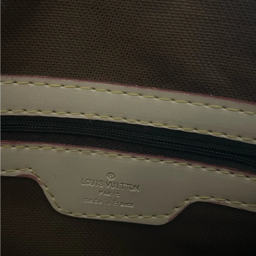 Louis Vuitton Speedy bag in monogram canvas with cream trim. - Picture 10 of 10